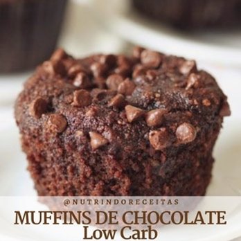 muffin de chocolate com gotas de chocolate em cima 
