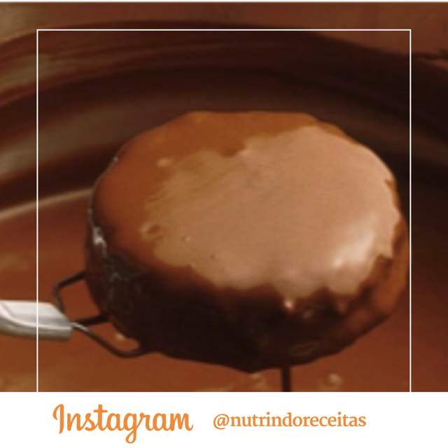 Imagem de um pão de mel sendo mergulhado no chocolate derretido 