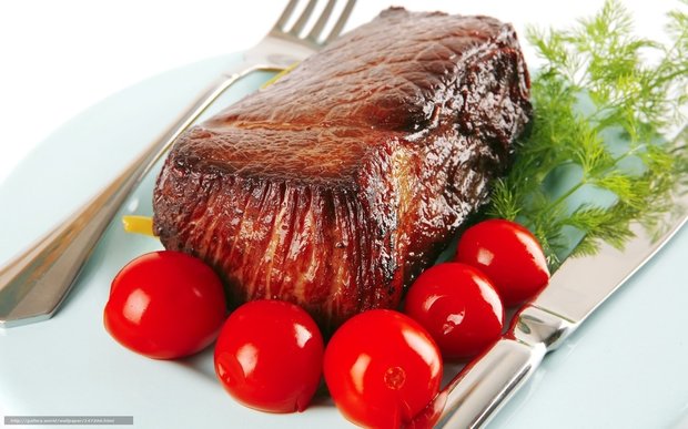 pedaço de carne bovina celada com salada de tomates cereja
